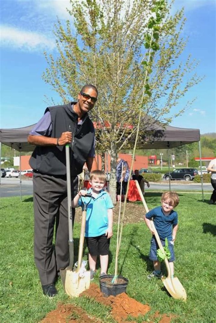 Brad Daugherty - Bio, Age, Height, Net Worth, Facts, Nationality