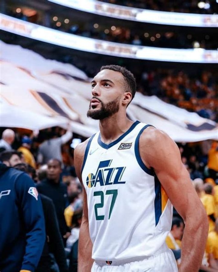 Corinne Gobert - Bio, Net Worth, Single, Nationality, Height, Facts