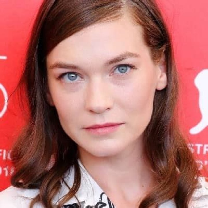 Hannah Gross - Bio, Age, Height, Net Worth, Facts, Nationality