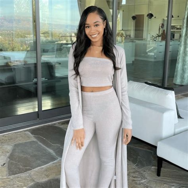 Jasmine Page Lawrence - Bio, Age, Height, Single, Nationality, Body Measurement, Career