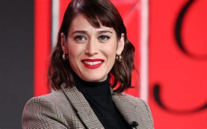 Lizzy Caplan - Bio, Age, Net Worth, Height, In Relation, Nationality, Career