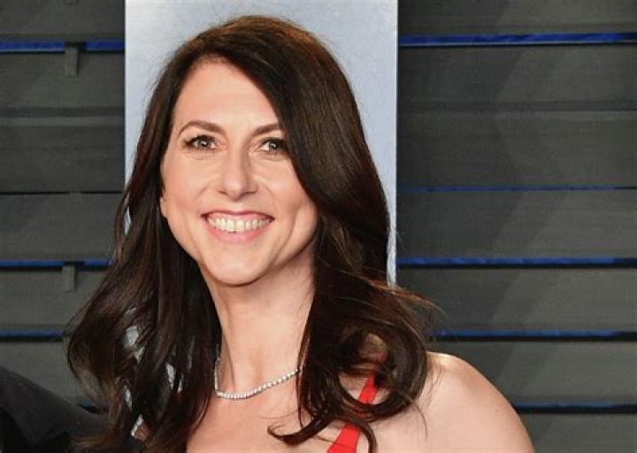 Paige McKenzie - Bio, Age, Net Worth, Height, Single, Nationality, Career